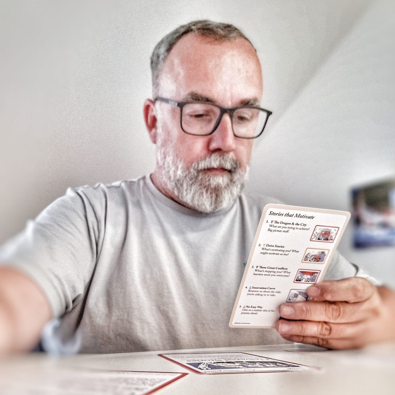 Gregor Schinko liest eine Information zum Thema Storytelling am Schreibtisch.